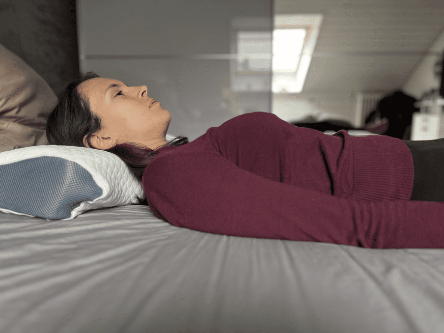 De barriga para cima na almofada Derila